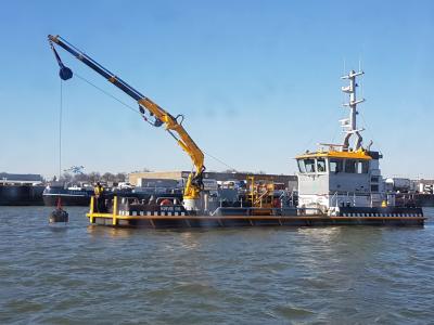 Königliche Schiffervereinigung Eendracht birgt einen Schiffsanker im Hafen von Rotterdam mit der Magnetanlage von KW Supply BV
