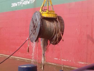 Salvage of cargo fallen into the water in the port of Rotterdam with underwater magnet from KW Supply bv. 
